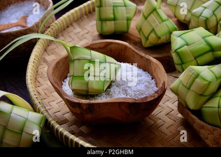 Ketupat, le gâteau de riz indonésien dans la forme en diamant Pouch fabriqués à partir de tissus de feuilles de cocotier Banque D'Images