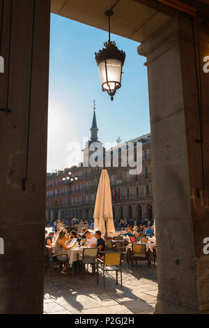 Madrid Plaza Mayor, vue sur les personnes se détendant à des tables de terrasse à l'extérieur des cafés sur la place principale de Madrid - la Plaza Mayor du XVIIe siècle, Espagne. Banque D'Images