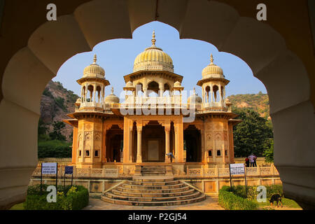 Vue encadrée de cénotaphes royaux à Jaipur, Rajasthan, Inde. Ils ont été désignés comme les motifs de la crémation royale de la puissante dynastie Kachhawa. Banque D'Images