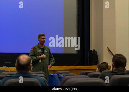 160920-N-WQ574-010 Oak Harbor, Washington (septembre 1994). 20, 2016) - Le Capitaine Geoff Moore, commandant, Naval Air Station Whidbey Island (NASWI), parle aux marins et à leurs familles durant une foire à la préparation aux catastrophes Skywarrior Theatre. NASWI a accueilli l'événement pour sensibiliser le public sur la préparation en cas de catastrophe ou d'urgence. (U.S. Photo par marine Spécialiste de la communication de masse 3 Classe Caleb Cooper/libérés) Banque D'Images