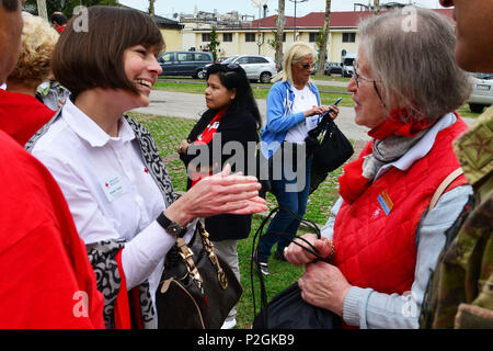 Mme Susan Tipton, Programme régional Directeur Italie/Espagne, Région de l'American Red Cross (à gauche), salue Mme Maria Giulia Medolago Albani, Ordre militaire souverain de Malte (à droite), lors de la visite à Caserma Ederle, 22 septembre 2016, Vicenza, Italie. L'Ordre militaire souverain de Malte (SMOM) ou de l'Ordre de Malte, est un ordre religieux catholique romain de traditionnellement, militaire et chevaleresque de la nature noble de la défense de la foi catholique et de l'assistance aux pauvres. (U.S. Photo de l'armée par Visual Spécialiste de l'information Paolo Bovo/libérés)