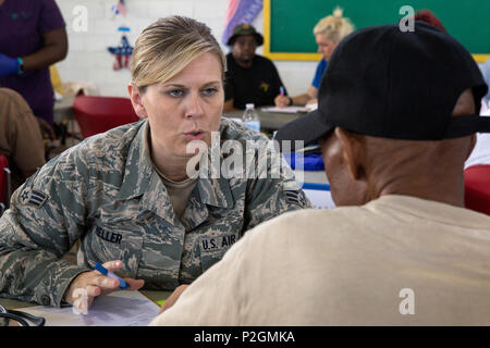 Airman Senior Jennifer L. Heller, gauche, technicien médical de l'aéronautique, 177e Escadre de chasse, New Jersey Air National Guard, effectue une évaluation de santé sur un sans-abri au cours de l'ancien combattant se retirer 2016 à la Garde nationale Armory à Cherry Hill, le 23 septembre 2016. Le New Jersey Department de l'armée et des Affaires des anciens combattants ainsi que des soldats de la Garde nationale du New Jersey et les aviateurs et le socle de South Jersey Committee, Inc. co-organisé le stand 2016 au Armory fournissant plus de 200 anciens combattants sans abri avec l'accès aux soins de santé mentale, le dépistage, l'abus de counseling, services sociaux Banque D'Images