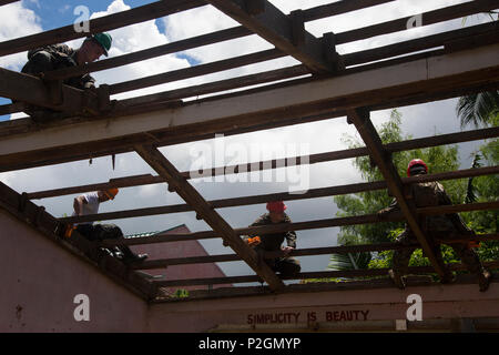 La vallée de Cagayan, Philippines - Marines des États-Unis avec 9e Bataillon de soutien du génie, 3d Marine Logistics Group, travailler avec les constructeurs de la marine philippine pour rétablir une section de l'école primaire ici Palawig au cours d'un projet d'assistance civique ingénierie débarquement amphibie des Philippines (PHIBLEX Exercice 33) 24 sept 2016. PHIBLEX est un exercice d'entraînement bilatéral visant à améliorer l'interopérabilité, l'état de préparation et de relations professionnelles entre le Corps des Marines américains et des pays partenaires. (U.S. Marine Corps photo par le Cpl. Allison Lotz) Banque D'Images