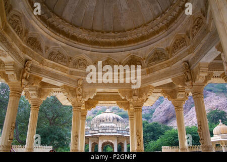 Détail de la coupole sculptée au Royal cénotaphes à Jaipur, Rajasthan, Inde. Ils ont été désignés comme les motifs de la crémation royale du puissant Kachhawa Banque D'Images