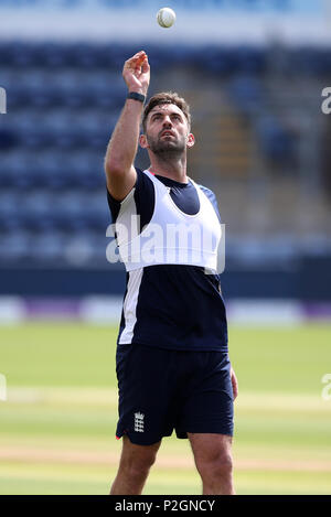 L'Angleterre Liam Plunkett au cours de la session à l'ETI filets SWALEC Stadium, Cardiff. Banque D'Images