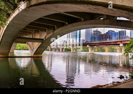 Austin Texas Zilker Park sur la rivière Colorado, le centre-ville d'Austin Le pont voûté révèle l'Austin Texas City skyline Banque D'Images