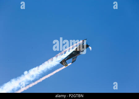 Steve Starvrakakis pilote effectue "un hommage à l'américain" de l'EFP dans un IRA-823 au cours de la 2016 MCAS Miramar Air Show à bord de Marine Corps Air Station Miramar, Californie, 23 septembre. L'IAR est peint dans des couleurs de camouflage de l'Armée de l'air et la jungle des marquages du 8e Escadron d'opérations spéciales stationnés à la base aérienne de Bien Hoa, Vietnam, en 1970. Le MCAS Miramar Air Show en vedette des artistes de renommée mondiale, les équipes de démonstration de vol militaire, les capacités de l'Équipe spéciale air-sol marin et célèbre la relation de longue date de Miramar avec la communauté de San Diego. (U.S. Marine Co Banque D'Images