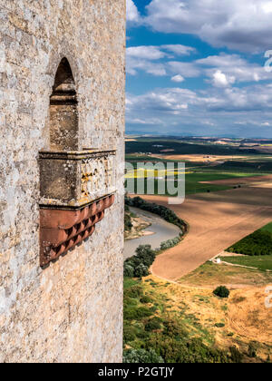 Almodovar del Rio, Cordoue, Espagne - juin 9, 2018 : Détail de balcon dans l'une des tours du château, décor du Guadalquivir, c'est un pour Banque D'Images