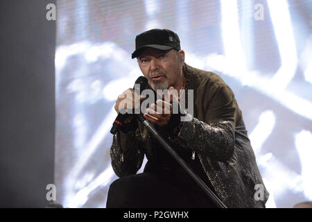 Vasco Rossi également connu sous le nom de Vasco ou avec le surnom Il Blasco, spectacle sur scène lors de sa tournée 'Vasco Non Stop Live 2018' au stade olympique. Banque D'Images