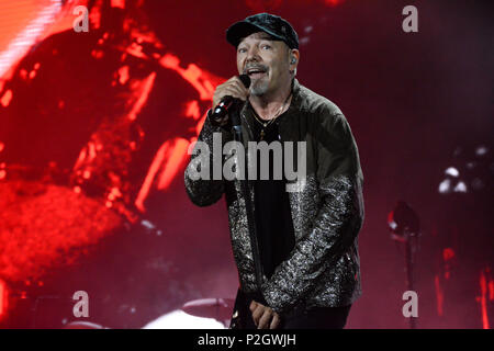 Vasco Rossi également connu sous le nom de Vasco ou avec le surnom Il Blasco, spectacle sur scène lors de sa tournée 'Vasco Non Stop Live 2018' au stade olympique. Banque D'Images