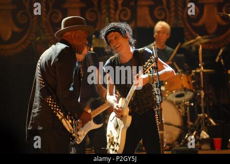 Titre original : Shine A Light. Titre en anglais : Shine A Light. Directeur : MARTIN SCORSESE Film. Année : 2008. Stars : Keith Richards, Charlie Watts, Buddy Guy. Credit : CONCERT INTERNATIONAL PROMOTIONS/Shangri-LA ENTERTAINMENT / MAZUR, Kevin / Album Banque D'Images