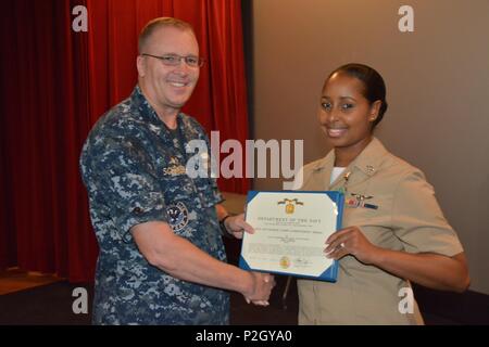 160921-N-VM861-017 BANGOR, Washington (septembre 1994). 21, 2016) - Le Capitaine Alan Schrader, Naval Base Kitsap (NBK), commandant de l'Aviation présente Ordnanceman Monelal Adria 3e classe avec une médaille d'excellence de la Marine pendant un appel mains tenue à la NBK-Bangor Cinema Theatre Plus. Plus de 30 prix et décorations ont été décernées aux marins lors de l'occasion. Il a été le premier tout-Schrader appel comme halls NBK CO. (U.S. Photo de la marine par le maître de 3e classe Jessica Maue) Banque D'Images