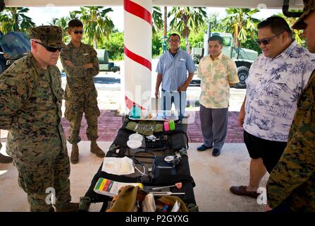 Tinian (sept. 16, 2016) - Le maire de Tinian Joey San Nicolas vues la communauté d'affichage médical Journée de l'amitié. Les Marines américains et les marins mis en place affiche de l'équipement et mis sur des démonstrations de MCMAP et le combat test fitness pour la communauté de Tinian à voir. (U.S. Marine Corps photo par le Cpl. Jacob/Snouffer libéré) Banque D'Images