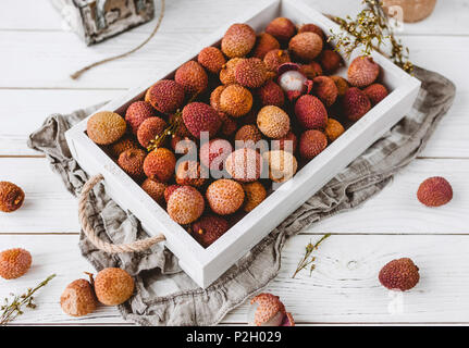 Libre shot de litchis en boîte bois sur tableau blanc Banque D'Images