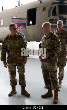 HOPE HULL, Ala. (sept. 17, 2016) -- Le Colonel Zachary E. Maner (à gauche) et le colonel Roger A. Presley, Jr. (droite) engager la conversation pendant qu'ils attendent la cérémonie de passation de commandement à l'aviation de l'Armée de soutien # 1, Fort R. W. Shepherd armoirie, ici, aujourd'hui. Maner, qui vit actuellement dans la région de Mobile, en Alabama, est le commandant sortant de la 122e Commande des troupes, Alabama Army National Guard. Presley, qui réside à Florence, Alabama), est le nouveau commandant de l'unité. Maner commence sa prochaine affectation comme chef d'état-major de la 135ème commande soutien expéditionnaire, Alabama Army National Guard. Att Banque D'Images