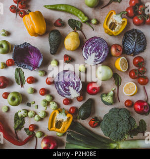 Vue de dessus du tas de différents fruits et légumes sur la table d'examen Banque D'Images