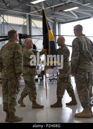 HOPE HULL, Ala. (sept. 17, 2016) -- Le Général Charles Lynn Gable (à gauche), l'adjudant général adjoint de la Garde nationale de l'Alabama, passe par les couleurs de l'unité au colonel Roger A. Presley, Jr. (droite), le nouveau commandant de la 122e Commande des troupes, la Garde nationale de l'Alabama, comme le colonel Zachary E. Maner (extrême gauche), le commandant sortant de la 122ème, et commande le Sgt. Le major Wiley P. Russell (extrême droite), le sergent-major de commandement de la 122ème, observer l'échange au cours de la cérémonie de passation de commandement à l'aviation de l'Armée de soutien # 1, Fort R. W. Shepherd armoirie, ici, aujourd'hui. Participation à e Banque D'Images