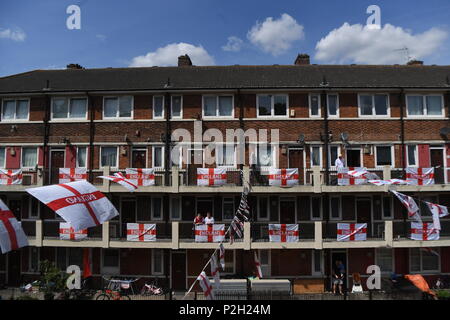 Angleterre drapeaux sont mis sur le Kirby dans Bermondsey, Londres, où les résidents sont montrant leur soutien à l'Angleterre durant le tournoi de la Coupe du Monde en Russie. Banque D'Images