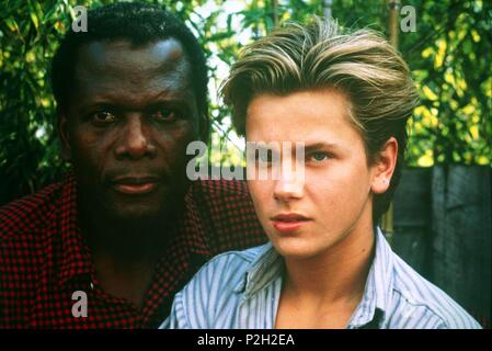 Description : Jul 01, 1988 ; Hollywood, CA, USA ; Acteurs Sidney Poitier comme Roy Parmenter et RIVER PHOENIX comme Jeff Grant star dans le drame thriller 'Little Nikita" réalisé par Richard Benjamin.. Titre original : LITTLE NIKITA. Titre en anglais : LITTLE NIKITA. Film Directeur : RICHARD BENJAMIN. Année : 1988. Stars : Sidney Poitier, RIVER PHOENIX. Banque D'Images