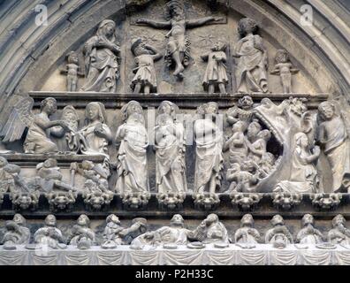 Iglesia del Santo Sepulcro, Estella, provincia de Navarre. Detalle de la fachada. Représentation de la última Cena. Banque D'Images