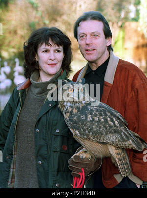 Photo du dossier datée du 05/01/95 de Leslie Grantham, Mick Raynor et Frances Tomelty, commandant Eleanor Stone, un hibou Max. Grantham, qui a joué « Dirty » Den Watts à Eastenders est mort à l'âge de 71 ans. Banque D'Images