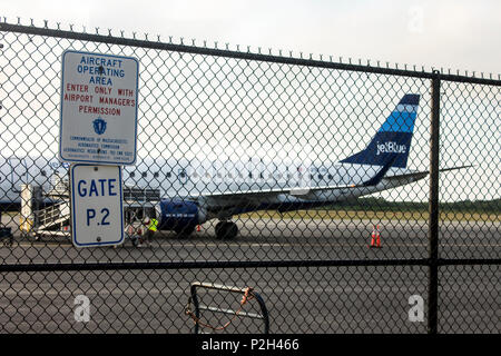 JetBlue Airways Corporation aircraft vu à travers une clôture à l'aéroport de Martha's Vineyard (MVY), Massachusetts, United States Banque D'Images