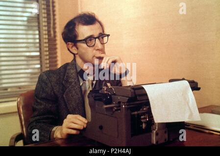 Titre original : L'AVANT. Titre en anglais : L'AVANT. Film Directeur : MARTIN RITT. Année : 1976. Stars : Woody Allen. Credit : Columbia Pictures / Album Banque D'Images