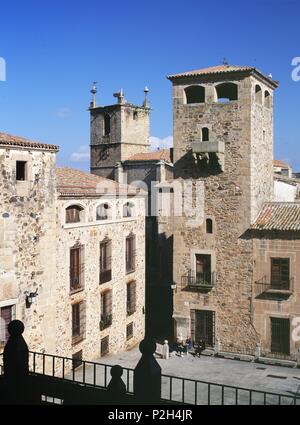 Plaza con Torre de la Casa de los Golfines de Abajo, Cáceres. La Arquitectura de los siglos XV-XVI. Fachada gótico-mudéjar. Banque D'Images