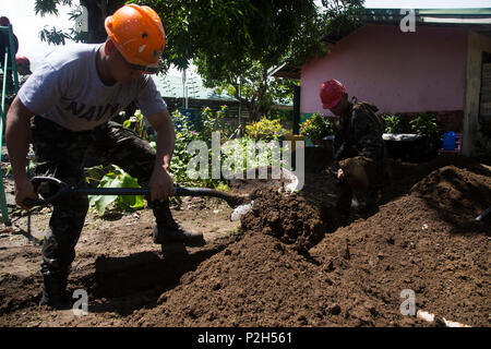 La vallée de Cagayan, Philippines - Joaquno Reymert, un constructeur avec la marine des Philippines (à gauche), aux côtés de la saleté des pelles de la Marine américaine lance le Cpl. Malieq Thomas, un ingénieur de 9e Bataillon de soutien du génie, 3d Marine Logistics Group, III Marine Expeditionary Force (à droite), lors de la restauration d'une section de l'école primaire de San Vincente ici, au cours d'un projet d'assistance civique ingénierie débarquement amphibie des Philippines (PHIBLEX) exercice 33, Sept 24, 2016. PHIBLEX-américain annuel est un exercice bilatéral militaire des Philippines qui combine les capacités amphibies et de tir réel avec l'aide humanitaire Banque D'Images