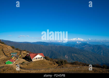 Paysage de Tonglu trekkeurs hut et mont Kangchenjunga au cours de ciel bleu la journée. Ce lieu est moyen moyen de Sandakphu, au nord de l'Inde Banque D'Images