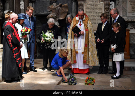 Lucy Hawking jette les fleurs comme les cendres de son père, le professeur Stephen Hawking, sont inhumés à l'ses obsèques à l'abbaye de Westminster, Londres. Banque D'Images