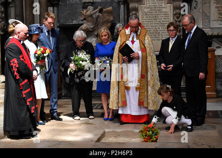 Doyen de Westminster John Hall (troisième à droite), accompagné par première femme Jane Hawking (deuxième à gauche) et sa fille Lucy Hawking (centre), préside l'internement des cendres de scientifique le professeur Stephen Hawking dans la nef pendant un service commémoratif à l'abbaye de Westminster, Londres. Banque D'Images