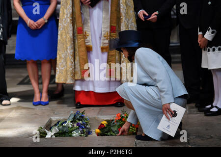 Jane Hawking jette les fleurs comme les cendres du professeur Stephen Hawking, sont inhumés à l'ses obsèques à l'abbaye de Westminster, Londres. Banque D'Images