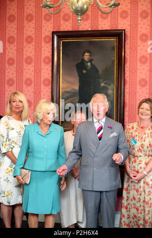 Le Prince de Galles et la duchesse de Cornouailles en dessous d'un portrait de Daniel O'Connell avec ses proches parents vivants qu'elles sont montrées autour de Derrynane House, la maison ancestrale de l'avocat et homme politique du xixe siècle, dans le cadre de leur tour de la République de l'Irlande. Banque D'Images