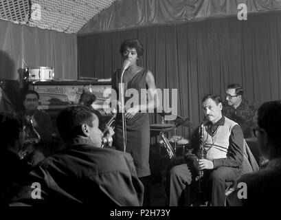 La cantante Gloria Stewart. Concierto de jazz en la sala Jamboree. Barcelone, principios de los años 60. Banque D'Images