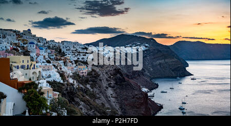 Vue panoramique de coucher du soleil à Santorin, Grèce Banque D'Images