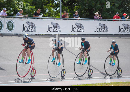 Mark Beaumont (cycliste sur vélo rose) sur sa façon de briser le R White's Penny Farthing une heure Record du monde aux World Cycling Revival Festival at Herne Hill Velodrome 76200 dans Village, London. Banque D'Images