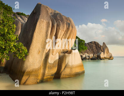 Les roches de granit sur Anse Source d'argent, l'île de La Digue, Seychelles Banque D'Images