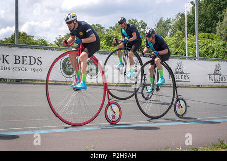 Mark Beaumont (cycliste sur vélo rose) sur sa façon de briser le R White's Penny Farthing une heure Record du monde aux World Cycling Revival Festival at Herne Hill Velodrome 76200 dans Village, London. Banque D'Images