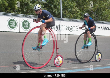 Mark Beaumont (cycliste sur vélo rose) sur sa façon de briser le R White's Penny Farthing une heure Record du monde aux World Cycling Revival Festival at Herne Hill Velodrome 76200 dans Village, London. Banque D'Images