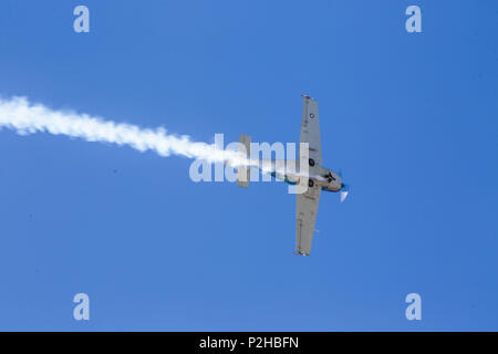 Steve Starvrakakis pilote effectue "un hommage à l'américain" de l'EFP dans un IRA-823 au cours de la 2016 MCAS Miramar Air Show à bord de Marine Corps Air Station Miramar, Californie, 23 septembre. L'IAR est peint dans des couleurs de camouflage de l'Armée de l'air et la jungle des marquages du 8e Escadron d'opérations spéciales stationnés à la base aérienne de Bien Hoa, Vietnam, en 1970. Le MCAS Miramar Air Show en vedette des artistes de renommée mondiale, les équipes de démonstration de vol militaire, les capacités de l'Équipe spéciale air-sol marin et célèbre la relation de longue date de Miramar avec la communauté de San Diego. (U.S. Marine Co Banque D'Images