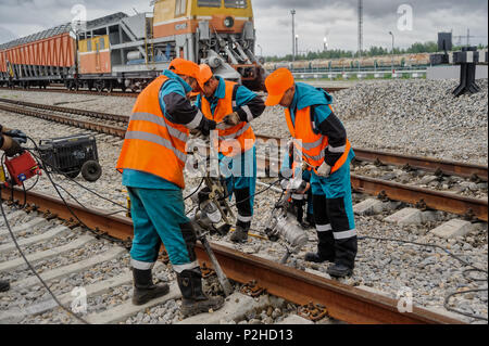 Tobolsk, Russie - le 15 juillet. 2016 : société Sibur. Denisovka gare. Les travailleurs des chemins de fer de la réparation par temps de pluie Banque D'Images