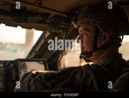 Airman Senior Michael Van Deusen, 455 e Escadron des Forces de sécurité de la Force expéditionnaire de la force de réaction rapide, des patrouilles la piste dans une mine-les embuscades (MRAP) véhicule, l'aérodrome de Bagram, en Afghanistan, le 27 septembre 2016. La liberté, la Sentinelle suite à Liberté immuable, est la poursuite de l'effort américain pour former, conseiller et assister les forces de sécurité afghanes ainsi que de mener des opérations de lutte antiterroriste en Afghanistan. (U.S. Photo de l'Armée de l'air par la Haute Airman Justyn M. Freeman) Banque D'Images