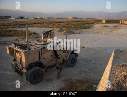 Airman Senior Michael Van Deusen, 455 e Escadron des Forces de sécurité de la Force expéditionnaire de la force de réaction rapide, sort d'une mine-les embuscades (MRAP) véhicule, l'aérodrome de Bagram, en Afghanistan, le 27 septembre 2016. La liberté, la Sentinelle suite à Liberté immuable, est la poursuite de l'effort américain pour former, conseiller et assister les forces de sécurité afghanes ainsi que de mener des opérations de lutte antiterroriste en Afghanistan. (U.S. Photo de l'Armée de l'air par la Haute Airman Justyn M. Freeman) Banque D'Images