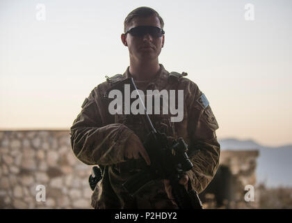 Airman Senior Michael Van Deusen, 455 e Escadron des Forces de sécurité de la Force expéditionnaire de la force de réaction rapide, des patrouilles aériennes, l'aérodrome de Bagram, en Afghanistan, le 27 septembre 2016. La liberté, la Sentinelle suite à Liberté immuable, est la poursuite de l'effort américain pour former, conseiller et assister les forces de sécurité afghanes ainsi que de mener des opérations de lutte antiterroriste en Afghanistan. (U.S. Photo de l'Armée de l'air par la Haute Airman Justyn M. Freeman) Banque D'Images