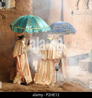 LALIBELA, ÉTHIOPIE - 30 août 2013 : Messe de l'église éthiopienne orthodoxe des églises religieuses en sculpter dans la roche solide à Lalibela Banque D'Images