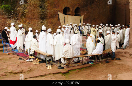 LALIBELA, ÉTHIOPIE - 30 août 2013 : Messe de l'église éthiopienne orthodoxe des églises religieuses en sculpter dans la roche solide à Lalibela Banque D'Images