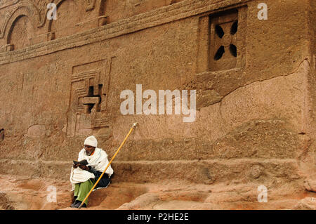 LALIBELA, ÉTHIOPIE - 30 août 2013 pilgrimprayer:Ethiopian religieux dans les églises de sculpter dans la roche solide à Lalibela Banque D'Images