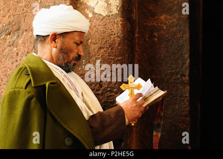 LALIBELA, ÉTHIOPIE - 30 août 2013 : pilgrimprayer éthiopien de religieux eglises de sculpter dans la roche solide à Lalibela Banque D'Images