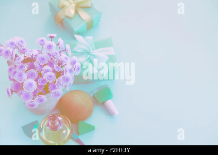 Le surréalisme de flou artistique la composition d'un ensemble d'accessoires féminins, articles cosmétiques cadeau cocktail. Vue de dessus de l'espace pour la copie mise à plat du texte. Background Pastel Banque D'Images